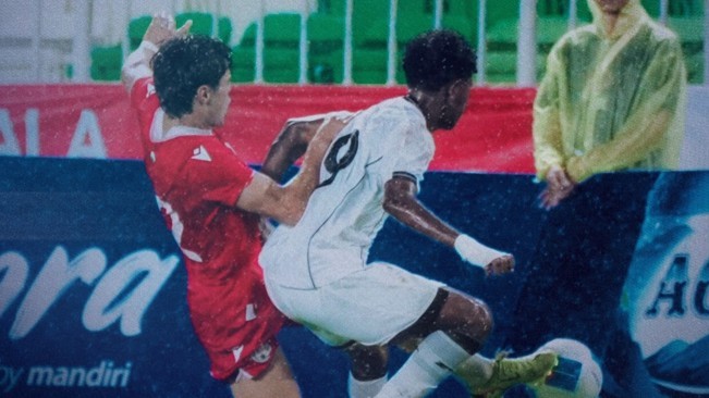 Pemain Timnas Indonesia U-17 dikawal ketat pemain Tajikistan di laga Piala Kemerdekaan. [Instagram]
